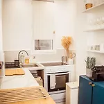 Newly Remodeled 2Bed Apt With Elevator - Mobility Lease For Students And Work Only- Minimum 30 Night Stays